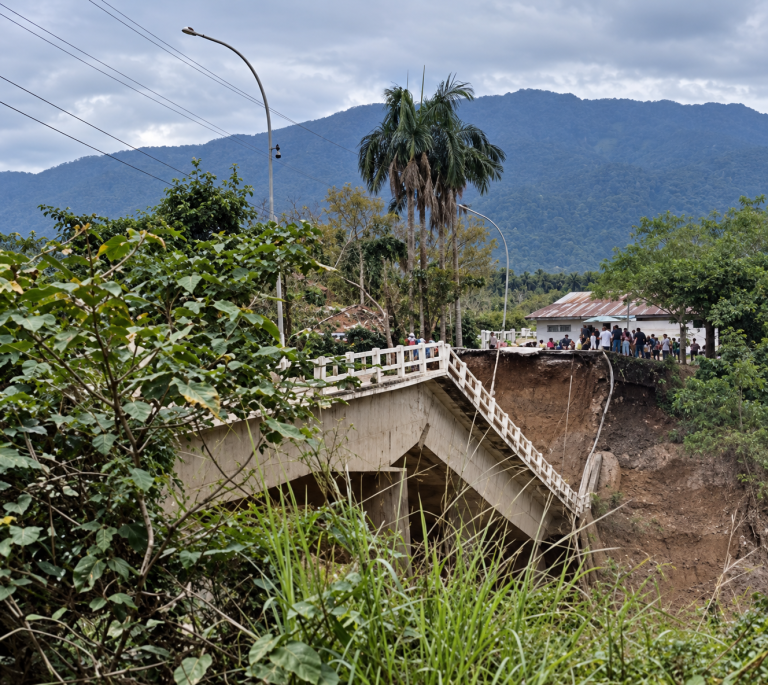 Ponte desaba e carro cai no rio em Canelinha