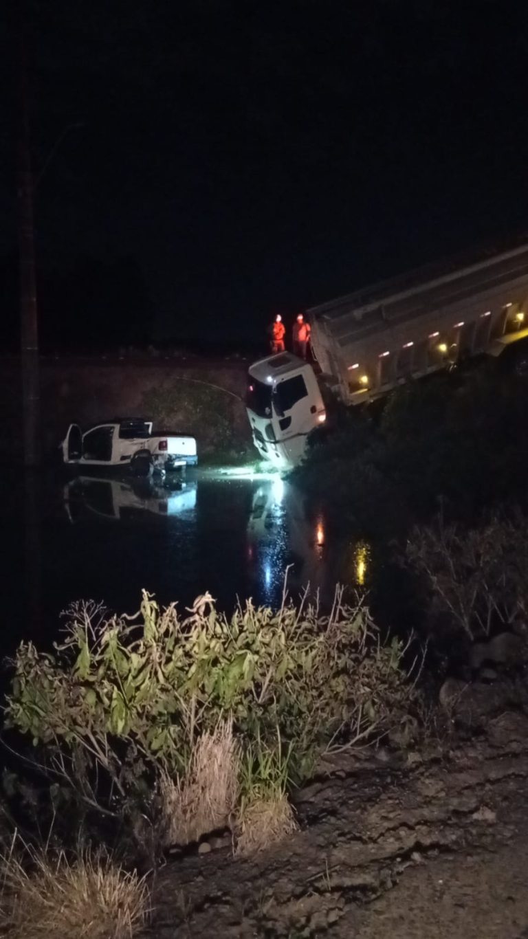 Casal fica ferido após colisão entre carro e caminhão na SC-108, em Turvo