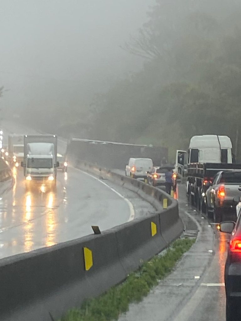 Carreta tomba e bloqueia sentido Sul da BR-101 em Palhoça