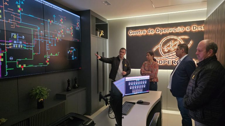 Diretora da ANEEL conhece trabalho que faz a Coopercocal ser referência