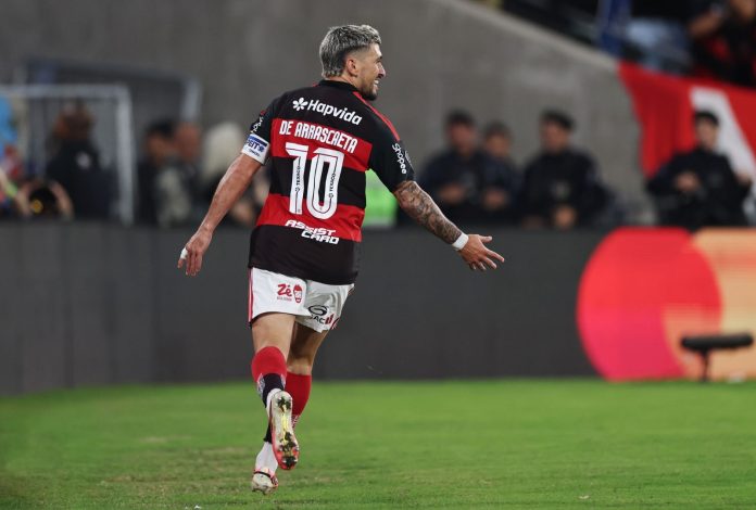 Arrascaeta comemorando gol pelo Flamengo