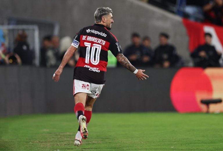 Arrascaeta comemorando gol pelo Flamengo