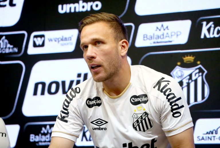 Arthur citou Neymar em sua apresentação no Santos