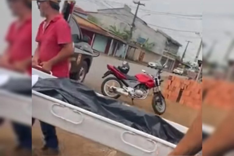 (vídeo) Corpo cai de veículo do IML durante transporte em Porto Velho