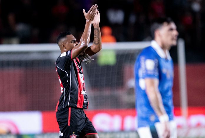 Caique em Vitória x Grêmio pelo Brasileirão