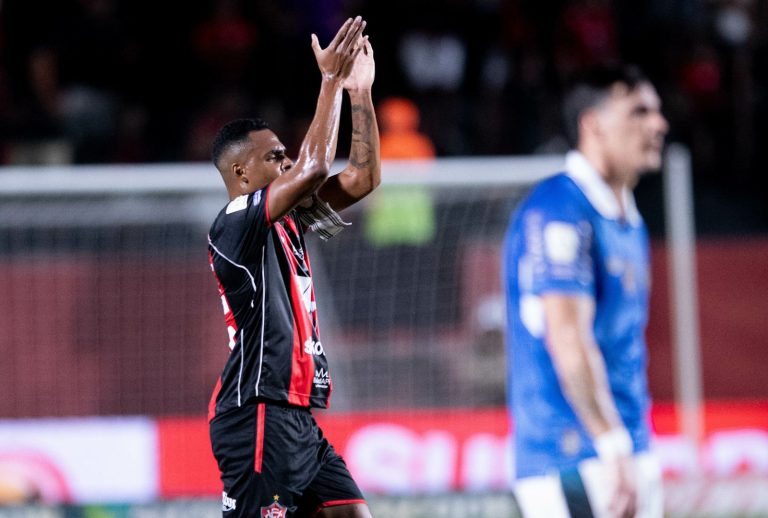 Caique em Vitória x Grêmio pelo Brasileirão