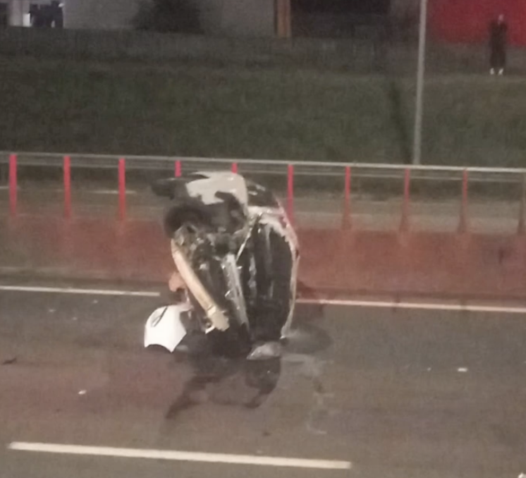 Veículo capota na BR-101 e deixa uma pessoa ferida em Içara