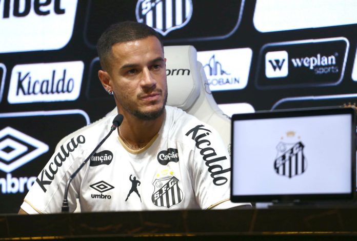 Coutinho em apresentação ao Santos