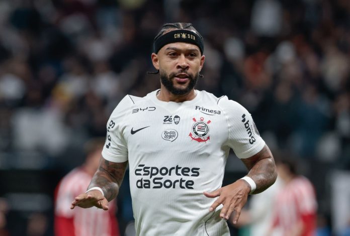 Depay em Corinthians x Estudiantes