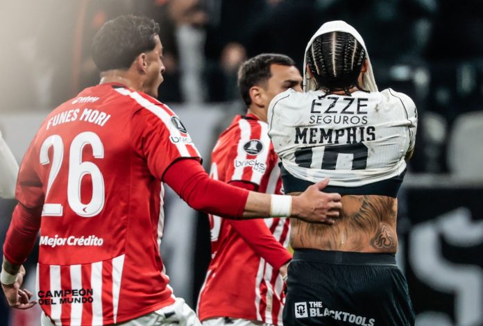 Depay se lamentando após pênalti perdido em Corinthians x Estudiantes