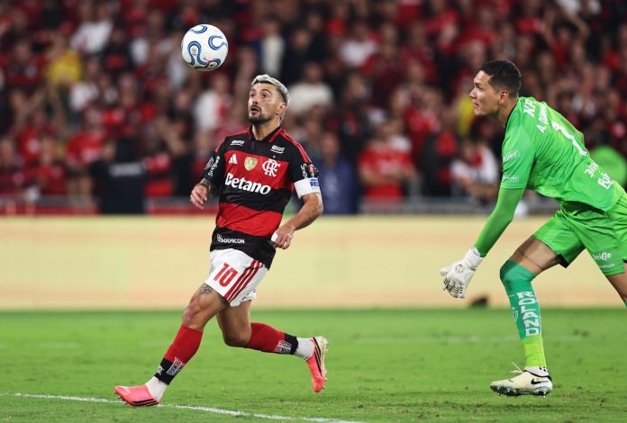Gol de Arrascaeta em Flamengo x Del Valle