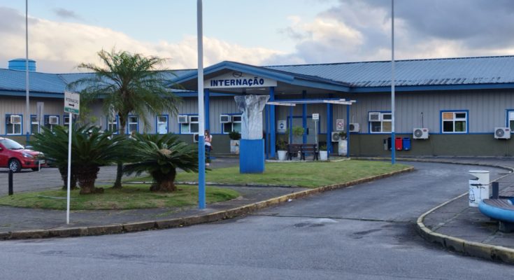Médico é esfaqueado no estacionamento de hospital em Balneário Camboriú
