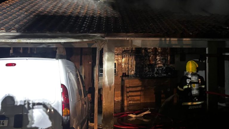 Edificação comercial é atingida por fogo em Lauro Müller