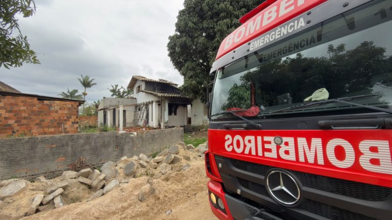 Incêndio atinge residência abandonada em Morro da Fumaça