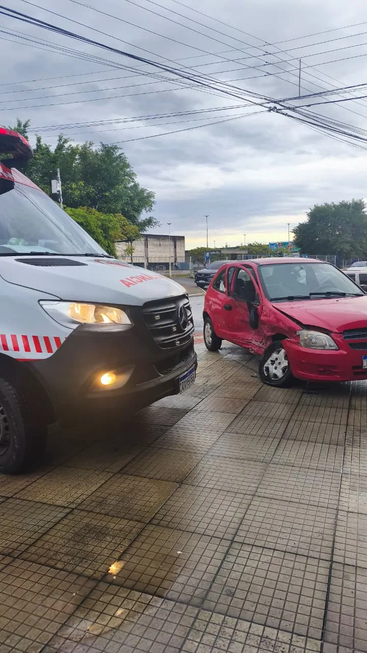 Criança de quatro anos fica ferida em colisão entre veículos em Criciúma