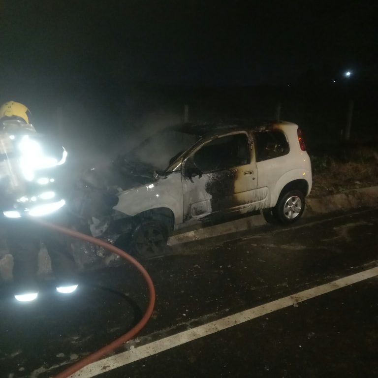 Motorista queima a mão ao tentar apagar fogo em veículo