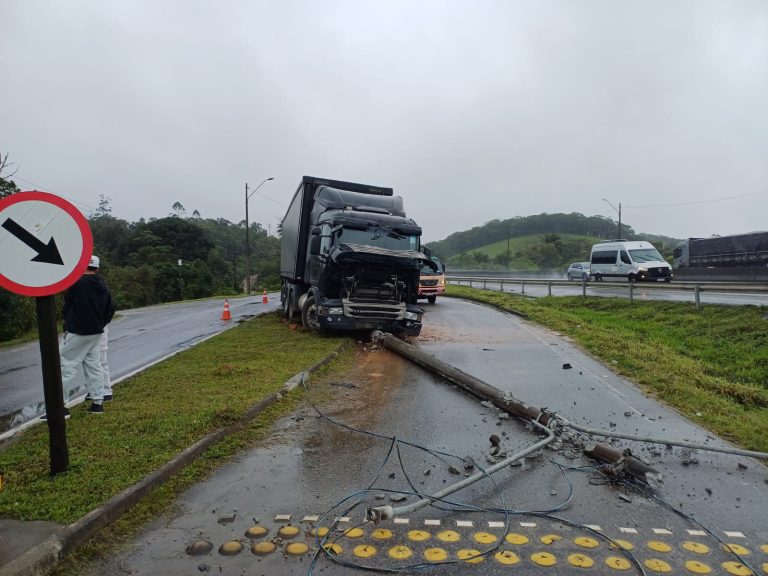Queda de poste sobre a pista causa interdição de via lateral da BR-101