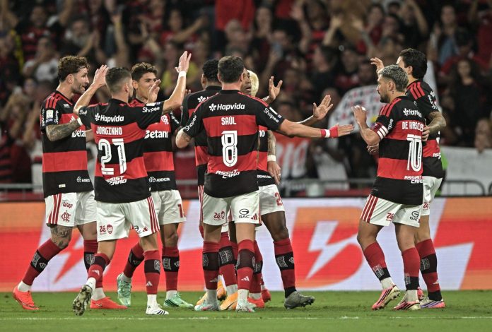 Jogadores do Flamengo comemorando contra o RB Bragantino