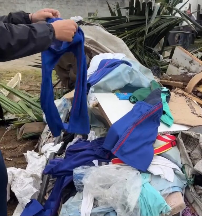 (VÍDEO) Durante limpeza, uniformes escolares são encontrados em lixo
