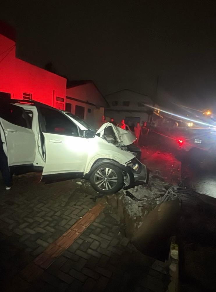 Dupla rouba caminhonete e bate contra poste durante fuga em Araranguá