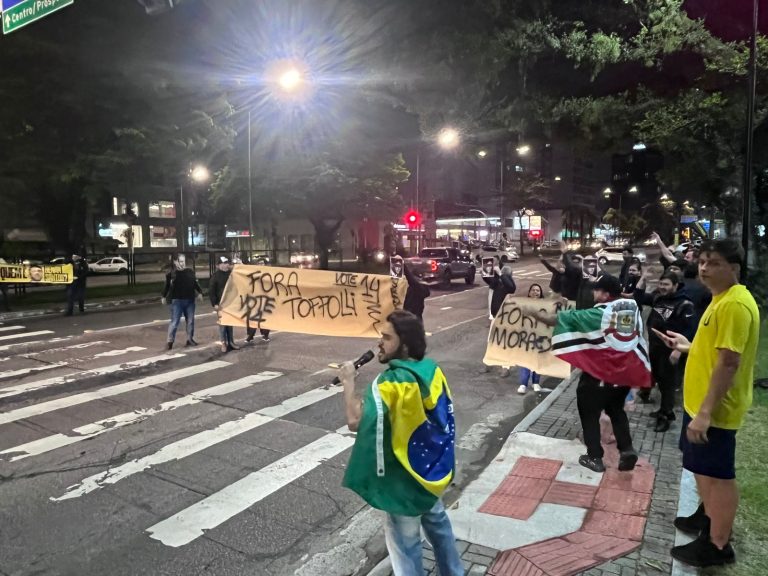 (Vídeo)Manifestantes pedem saída de ministros do STF em Criciúma