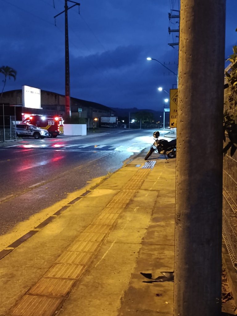Motociclista de 18 anos fica ferido após bater contra poste em Cocal do Sul