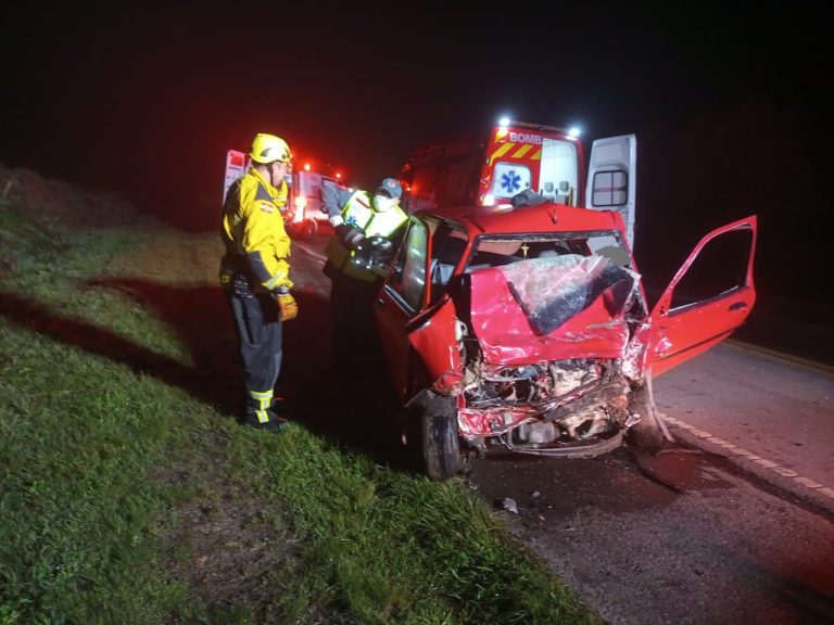 Colisão frontal entre carro e carreta deixa homem morto na BR-282