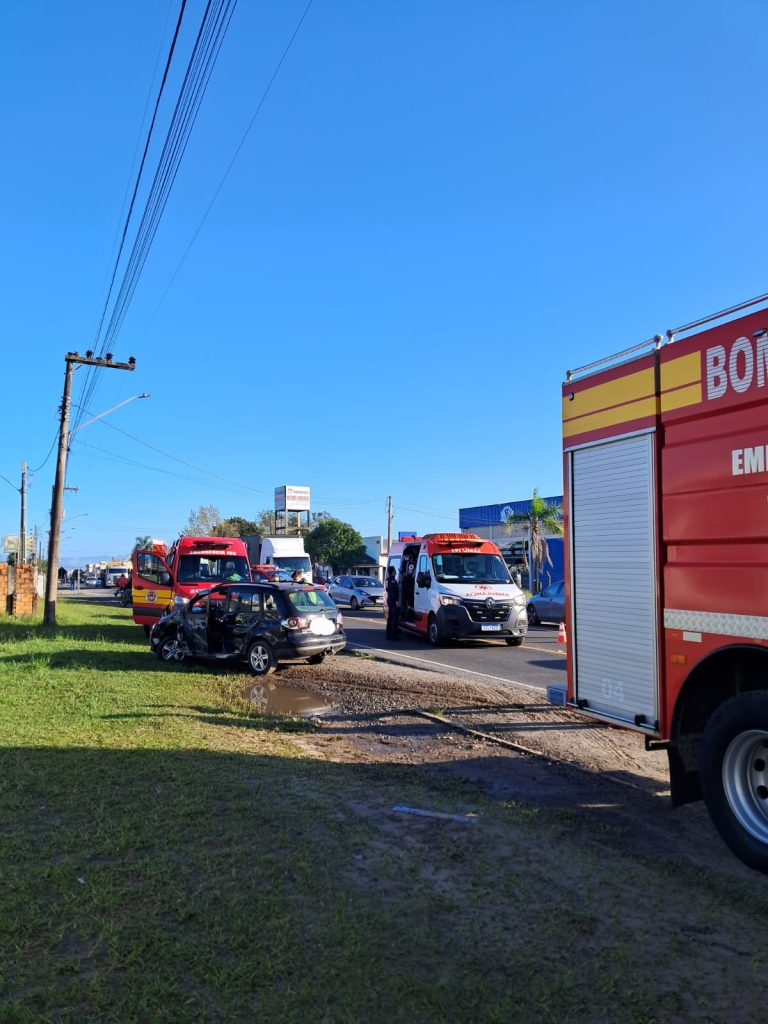 Homem fica ferido após colisão entre carro e caminhão em Araranguá
