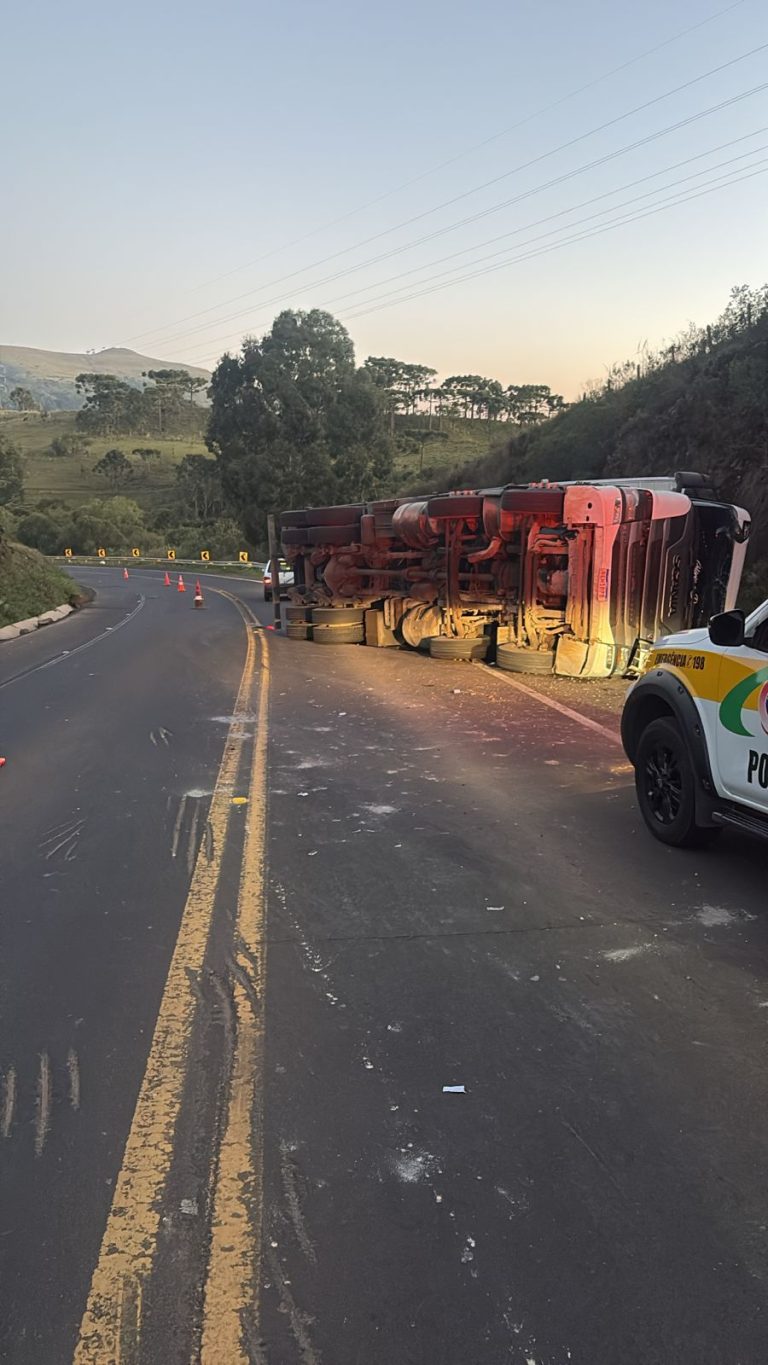 Motorista escapa ileso após caminhão tombar  na SC-114