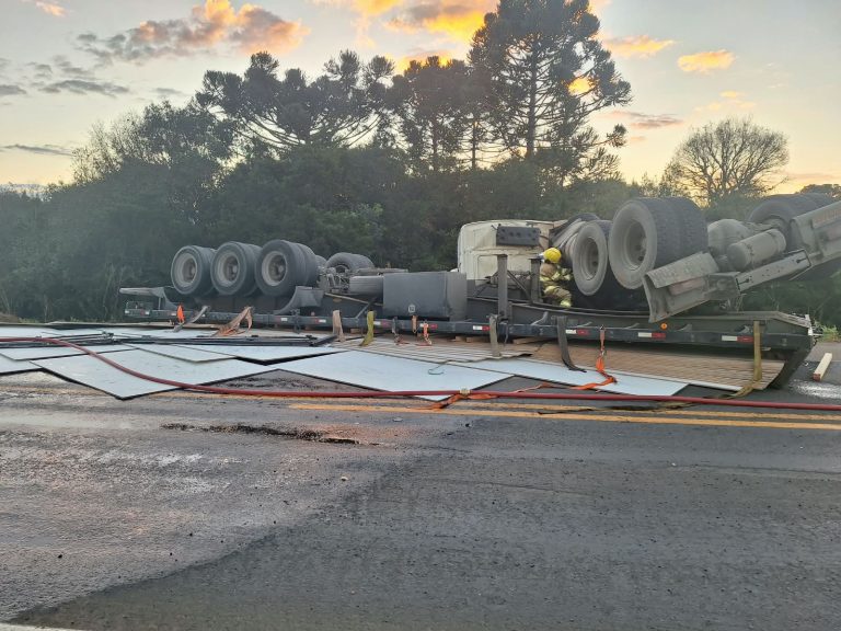 Motorista fica ferido após caminhão sair da pista e tombar na SC-350