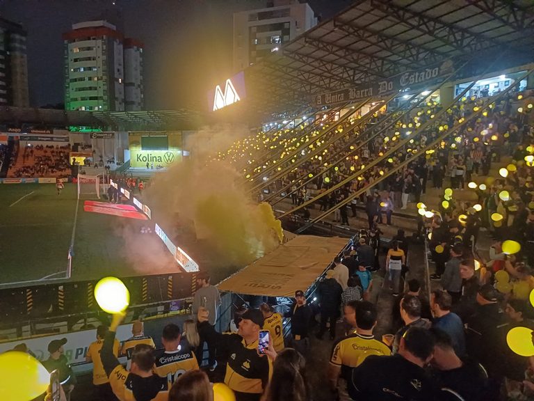 (VÍDEO) Confronto com Cuiabá reúne 10,2 mil torcedores no Heriberto Hülse