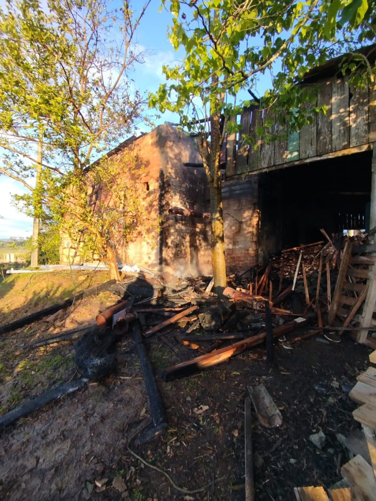 Estufa de alvenaria é atingida por incêndio durante a madrugada em Ermo
