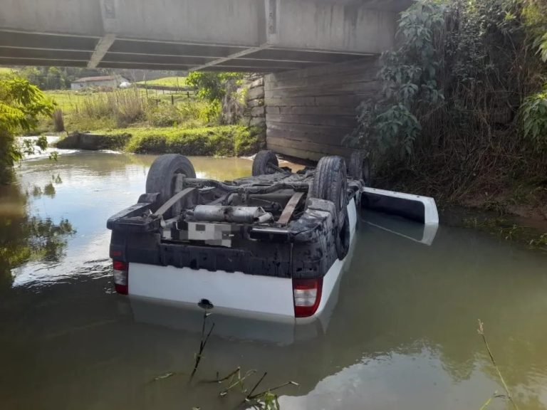 Motorista morre após carro sair da pista e capotar em rio em Agronômica