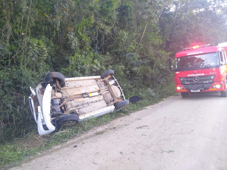 Mulher de 72 anos fica ferida após carro capotar em Içara