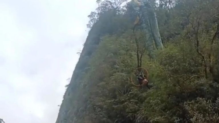 (Vídeo) Piloto de paramotor fica preso em árvore na Serra do Corvo Branco