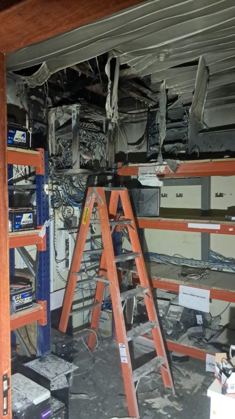 Incêndio destrói sala com equipamentos eletrônicos de mercado em Araranguá