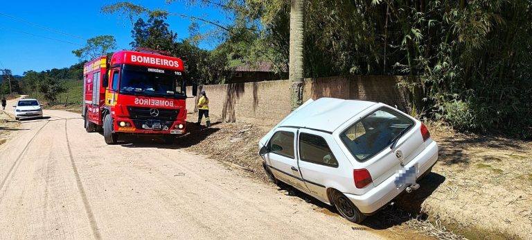 Carro sai da pista, bate em coqueiro e deixa duas pessoas feridas em SC