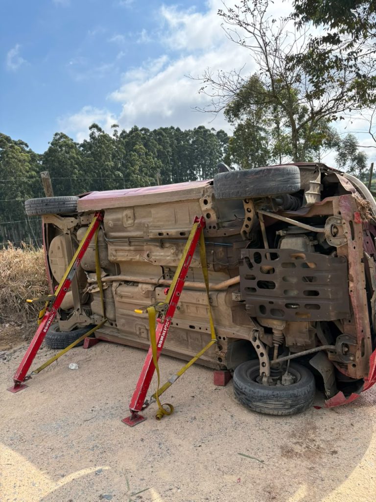Motorista perde controle, sai da pista e carro fica lateralizado em SC