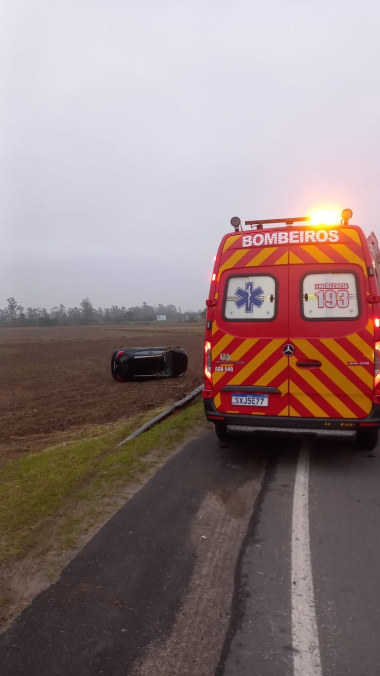 Motorista perde controle e carro fica lateralizado em Araranguá