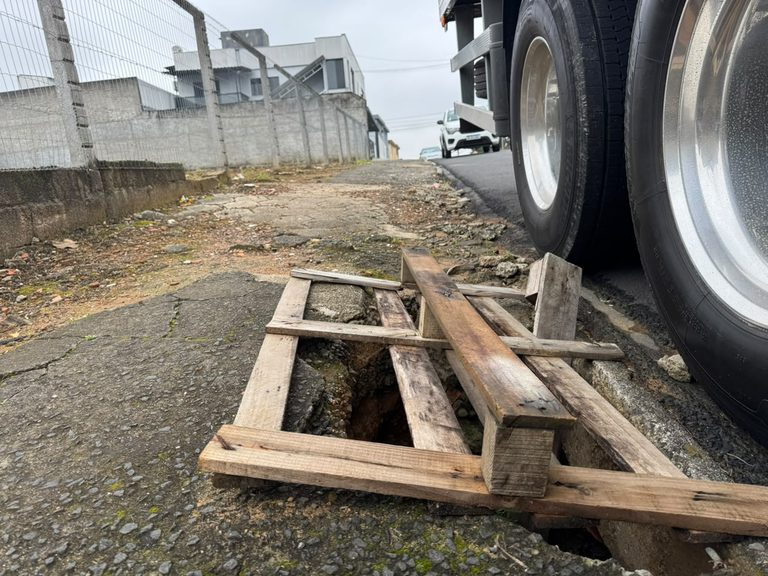 (VÍDEO) Mato e rachaduras tomam conta de calçada em rua no bairro Brasília