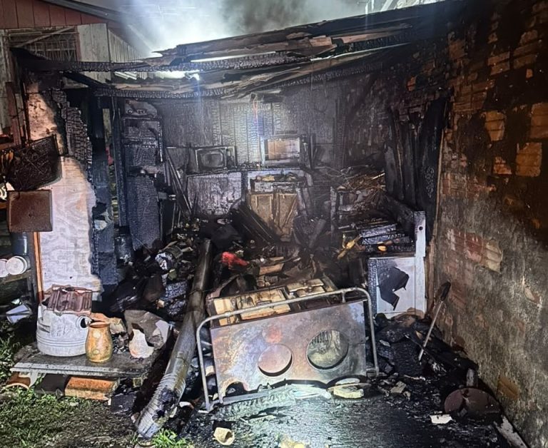 Fogo destrói área de serviço durante a madrugada em Lages