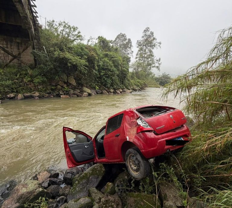 Carro cai de ponte de 15 metros de altura em Gravatal