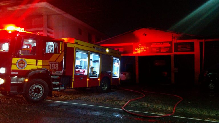 Incêndio atinge oficina e destrói seis veículos em Cocal do Sul