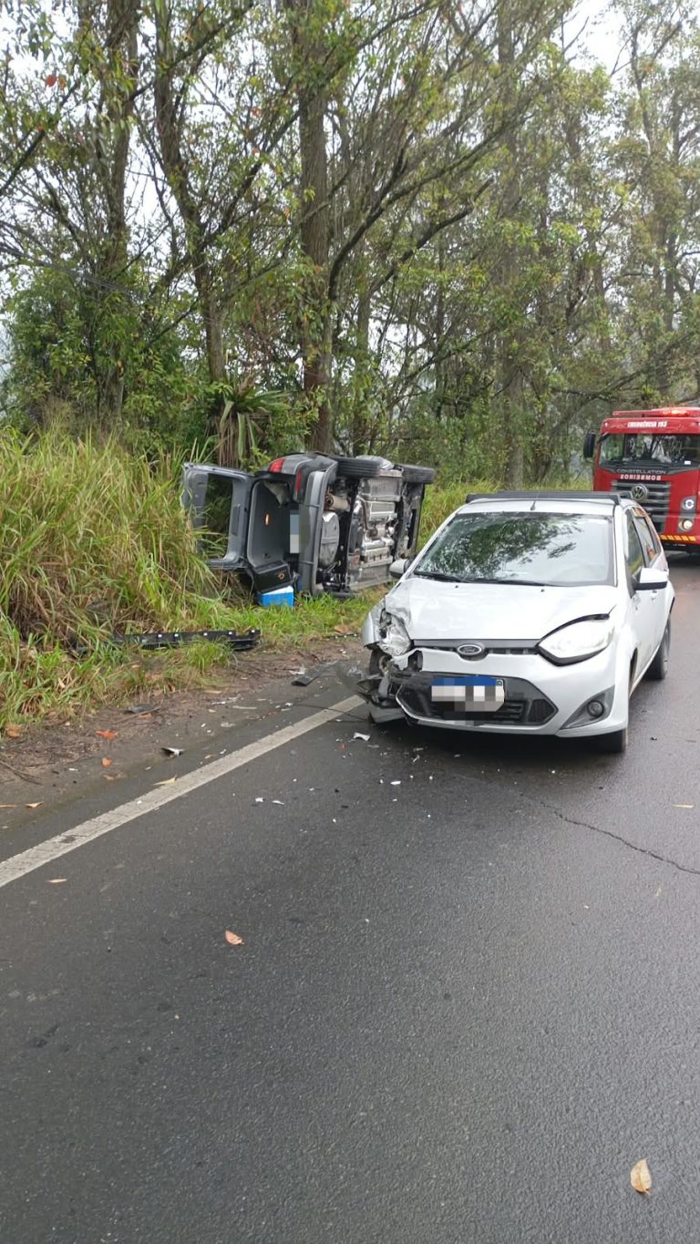 Colisão entre dois veículos deixa três pessoas feridas na SC-108