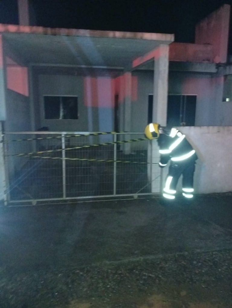 Incêndio mobiliza bombeiros durante a madrugada em Praia Grande