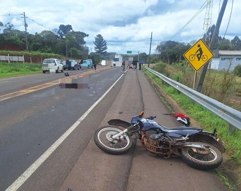 Motociclista morre ao bater na traseira de carro e invadir pista contrária