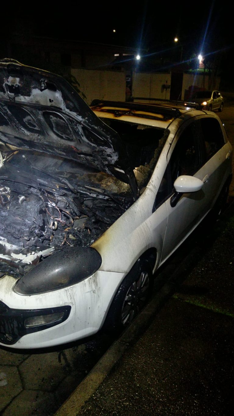 Morador flagra desconhecido ateando fogo em carro estacionado em Criciúma