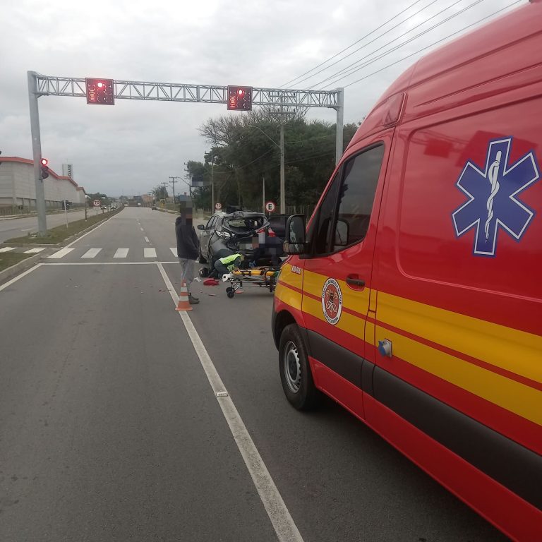 Motociclista fica gravemente ferido após colisão com carro em Içara