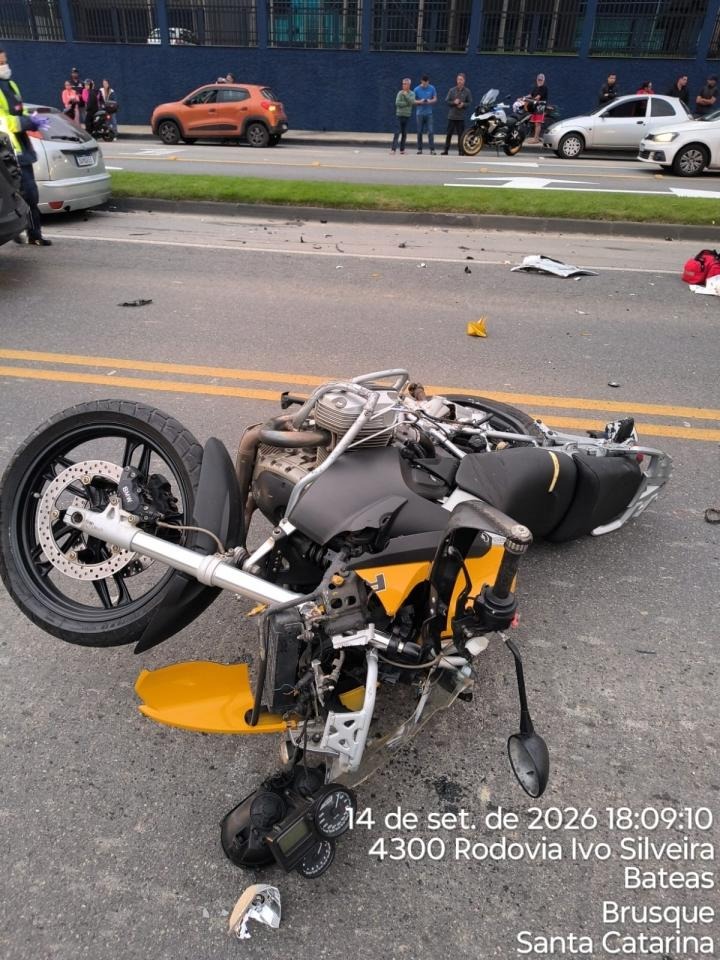 Motociclista morre após colisão com dois carros na SC-108, em Brusque