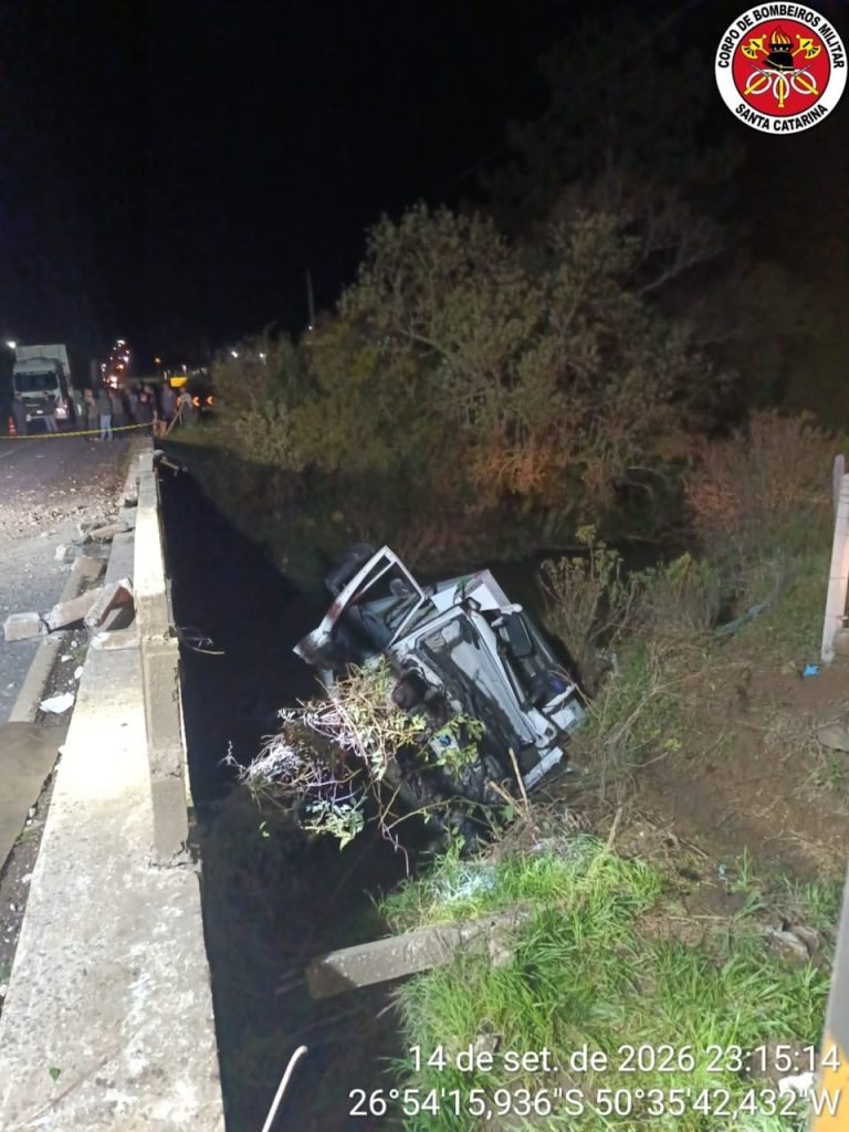 Caminhão sai da pista, tomba em ponte e deixa motorista ferido na SC-370